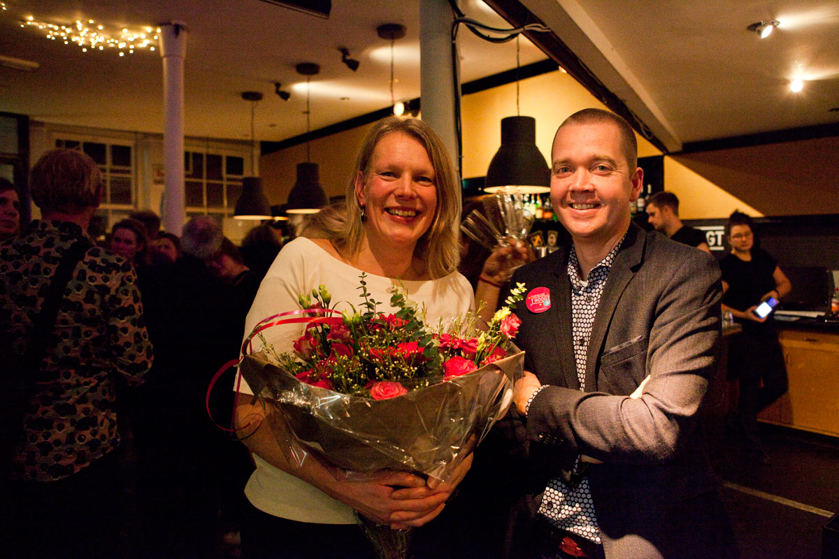 Rianne Brouwers en Quinten Peelen poseren met bloemen in het café 't Hoogt